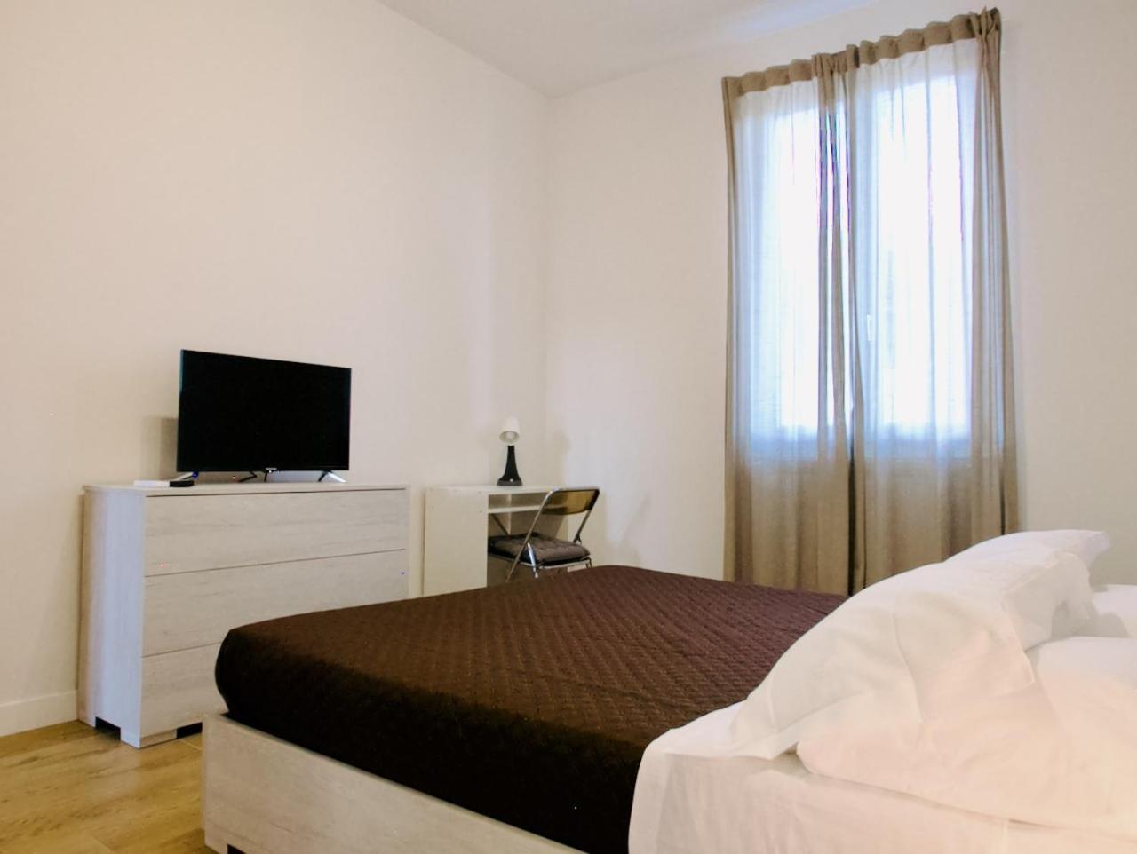 Apartment Lia's Modern Flat 2 Bedroom W Balcony *