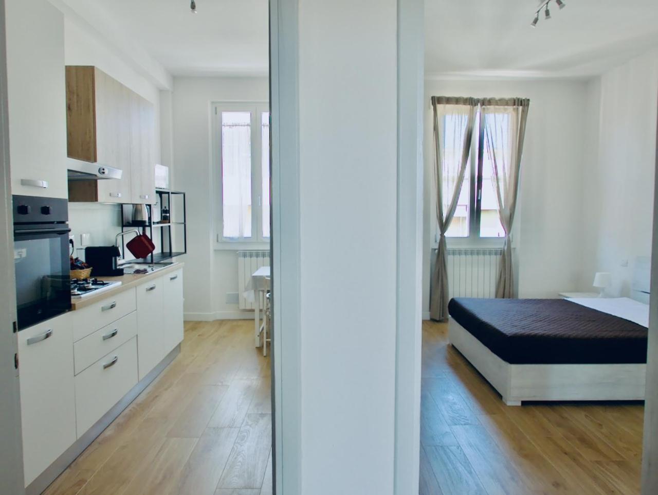 Lia's Modern Flat 2 Bedroom W Balcony *