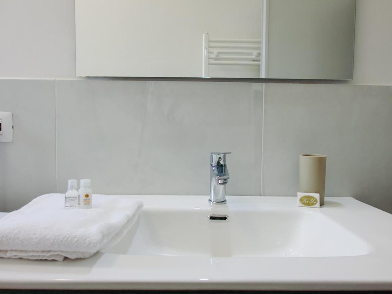 Lia's Modern Flat 2 Bedroom W Balcony Appartamento *